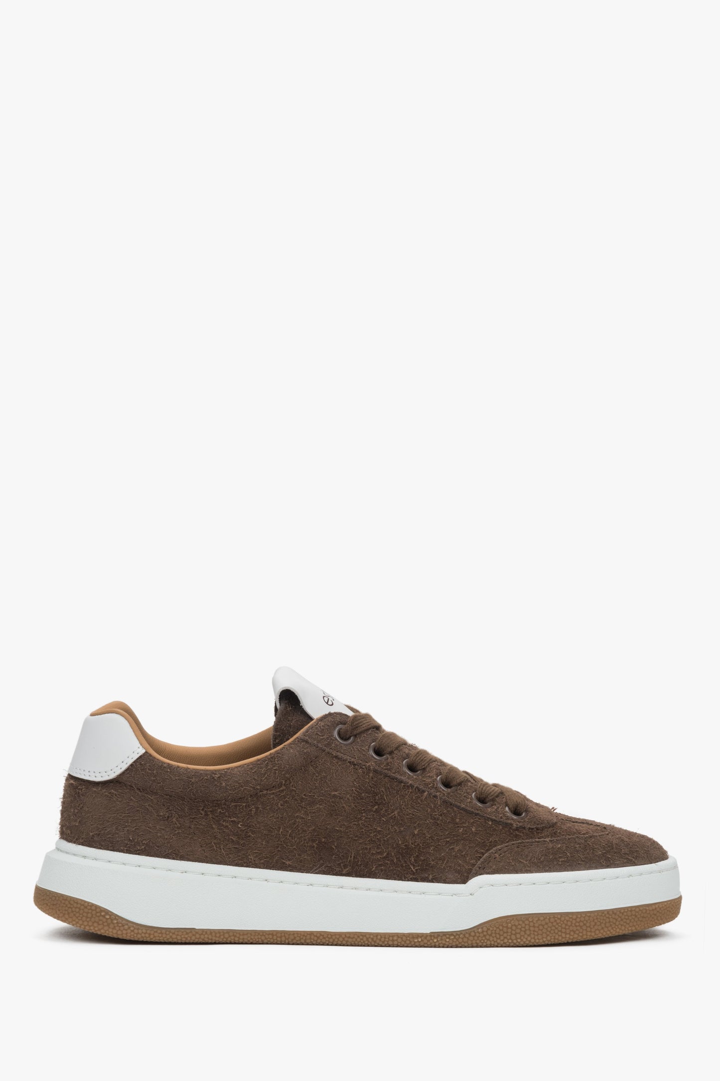 Flache Seitenansicht des dunkelbraunen Damen-Sneakers aus Velours