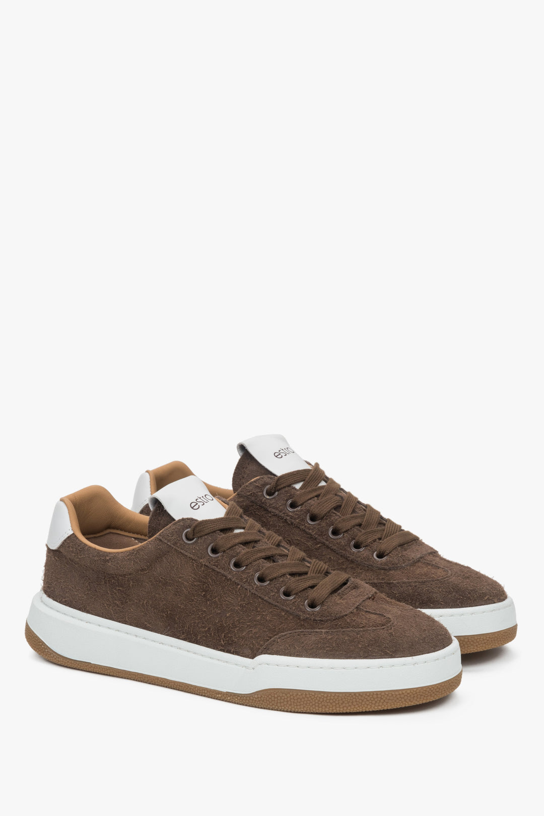 Schrägansicht der dunkelbraunen Damen-Sneaker von Estro