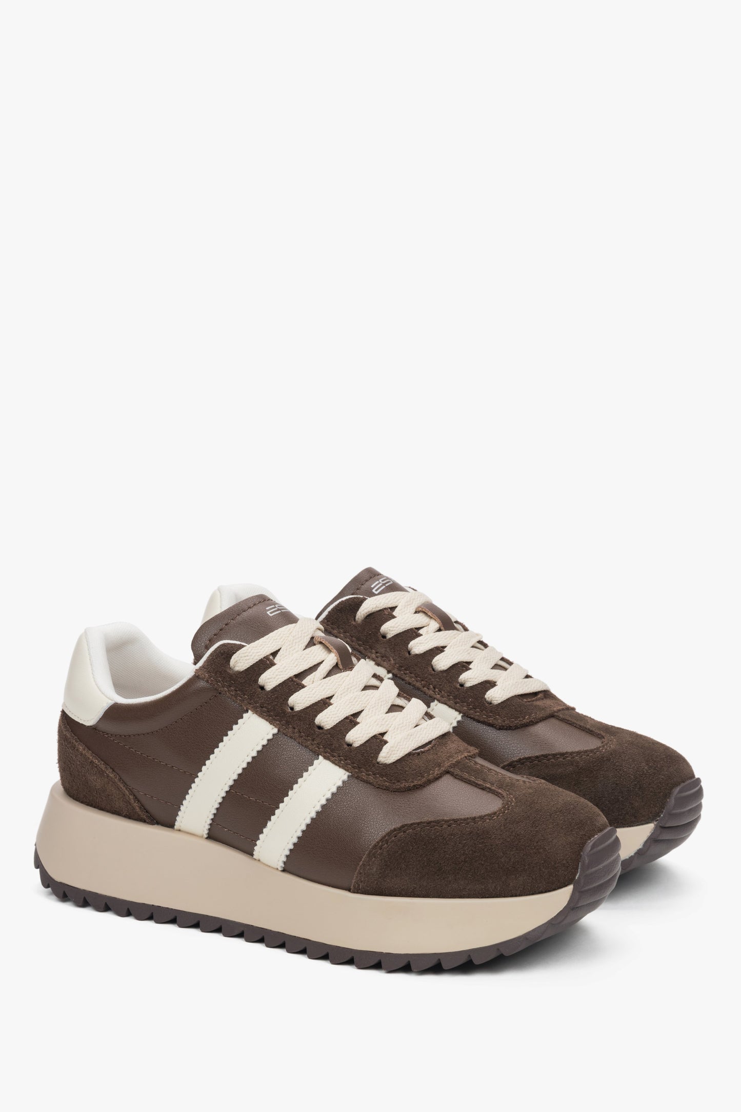 Schrägansicht des Paares dunkelbrauner Damen-Sneaker aus Velours und Echtleder