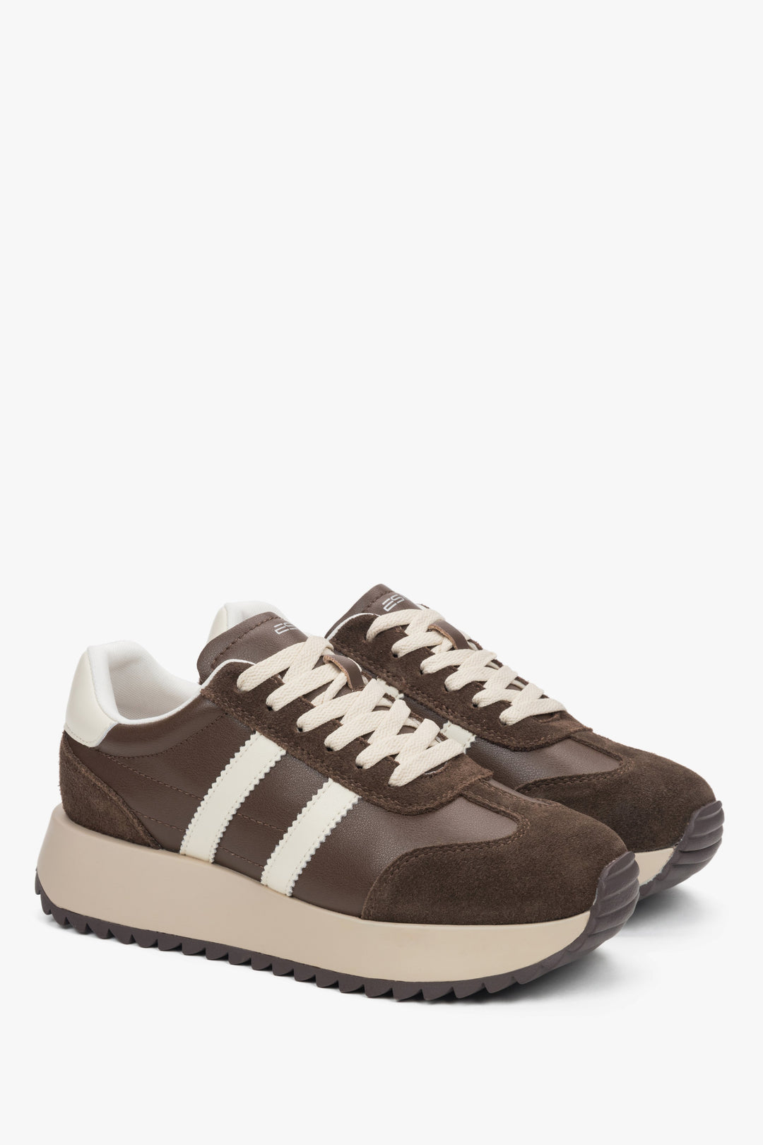 Schrägansicht des Paares dunkelbrauner Damen-Sneaker aus Velours und Echtleder