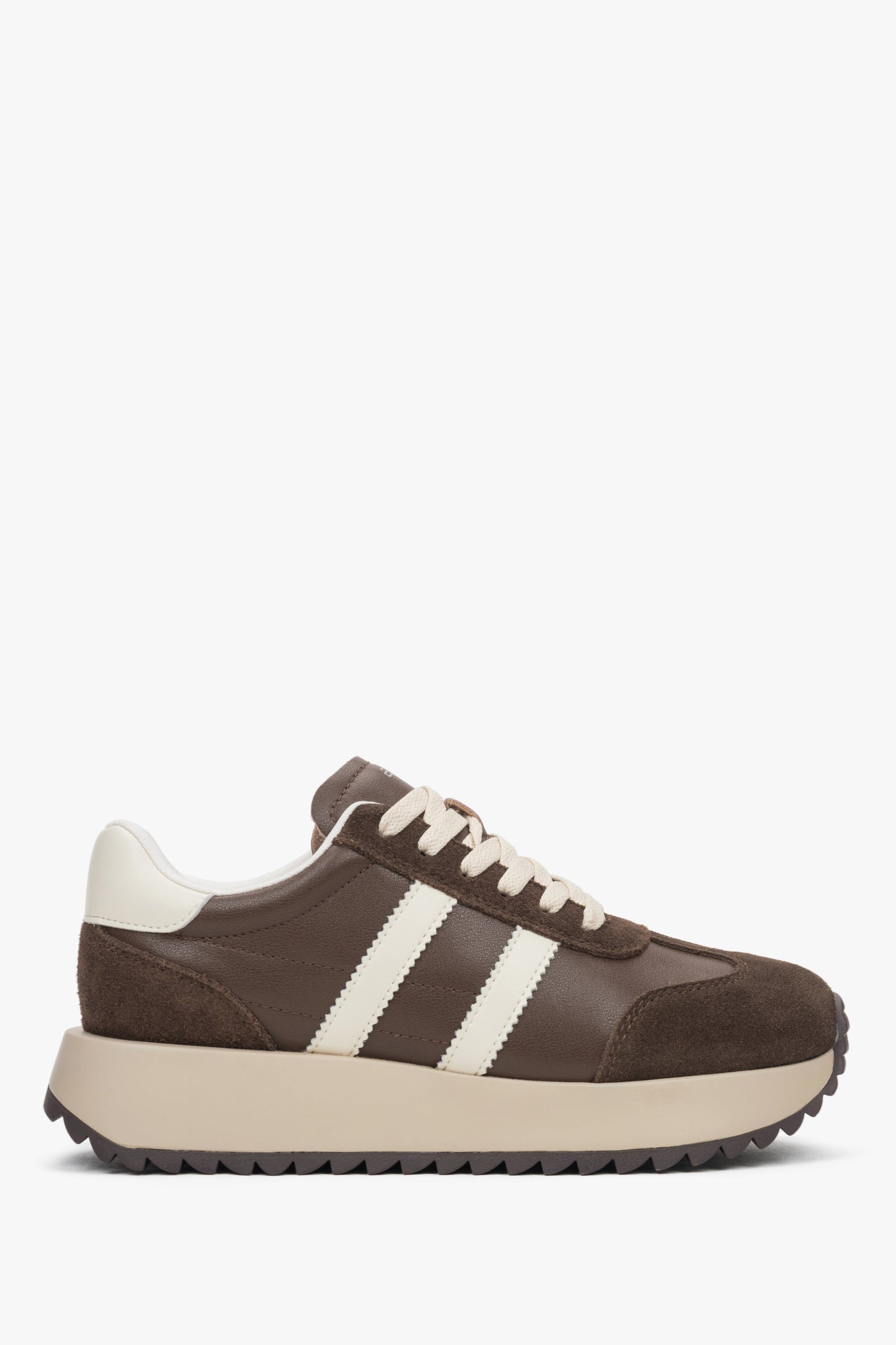 Seitenansicht der braunen Sneaker mit Fokus auf die kontrastierenden Streifen und die helle Sohle