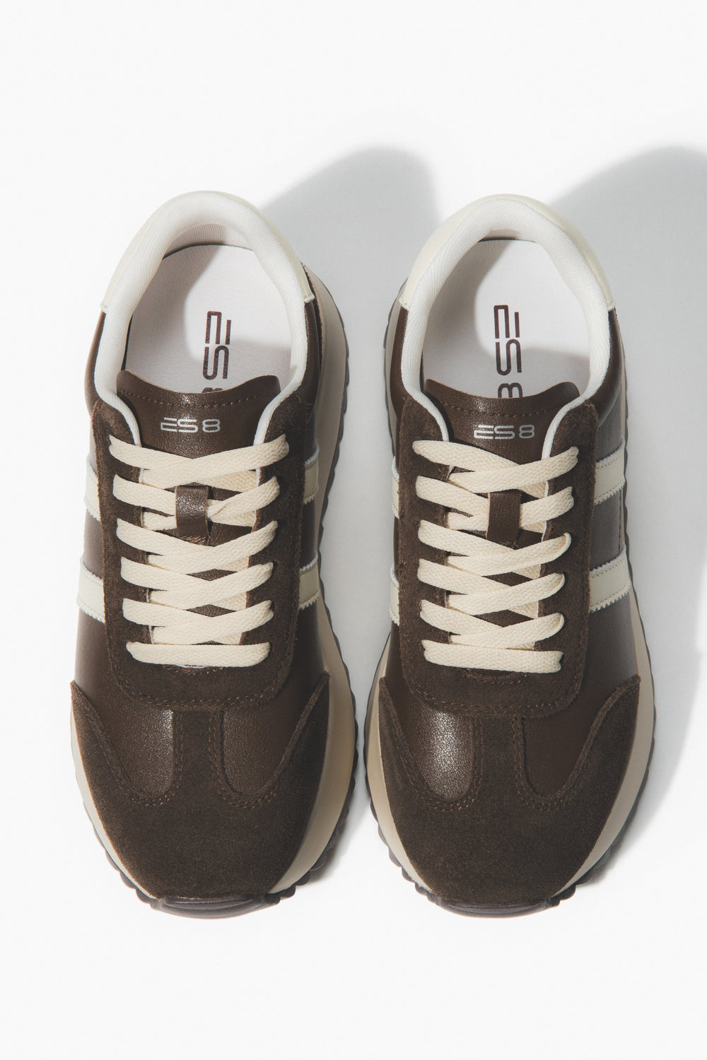 Draufsicht auf das Paar Sneaker mit Fokus auf die Schnürung und die Echtleder-Innensohle