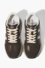 Draufsicht auf das Paar Sneaker mit Fokus auf die Schnürung und die Echtleder-Innensohle