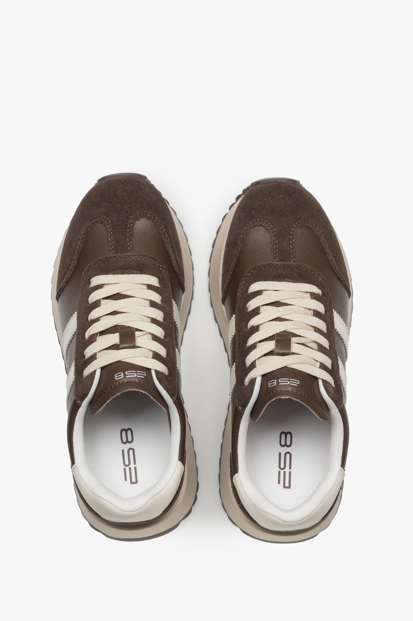 Direkte Draufsicht von oben auf die dunkelbraunen Schuhe im edlen Materialmix