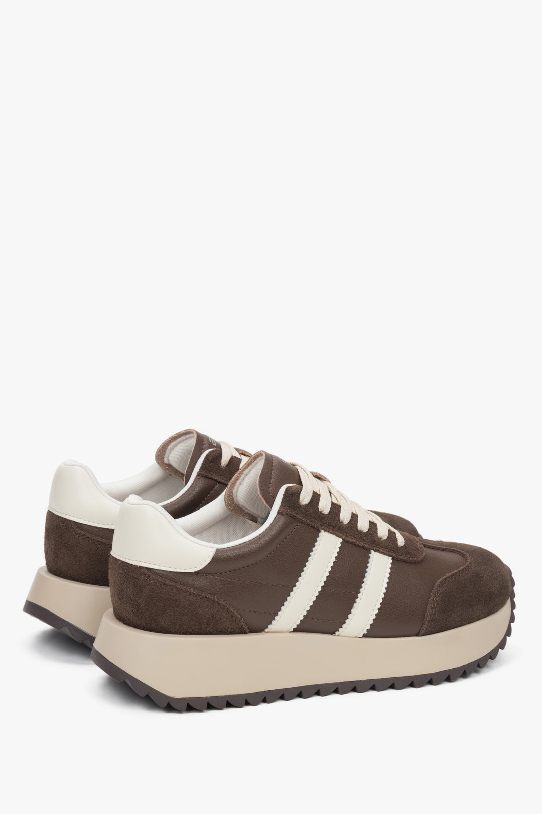 Rückansicht der sportlichen Damen-Sneaker zur Veranschaulichung der flachen Absatzform