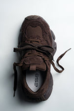 Detailansicht von oben auf den dunkelbraunen Damen-Sneaker mit ES8-Logo auf der Leder-Innensohle