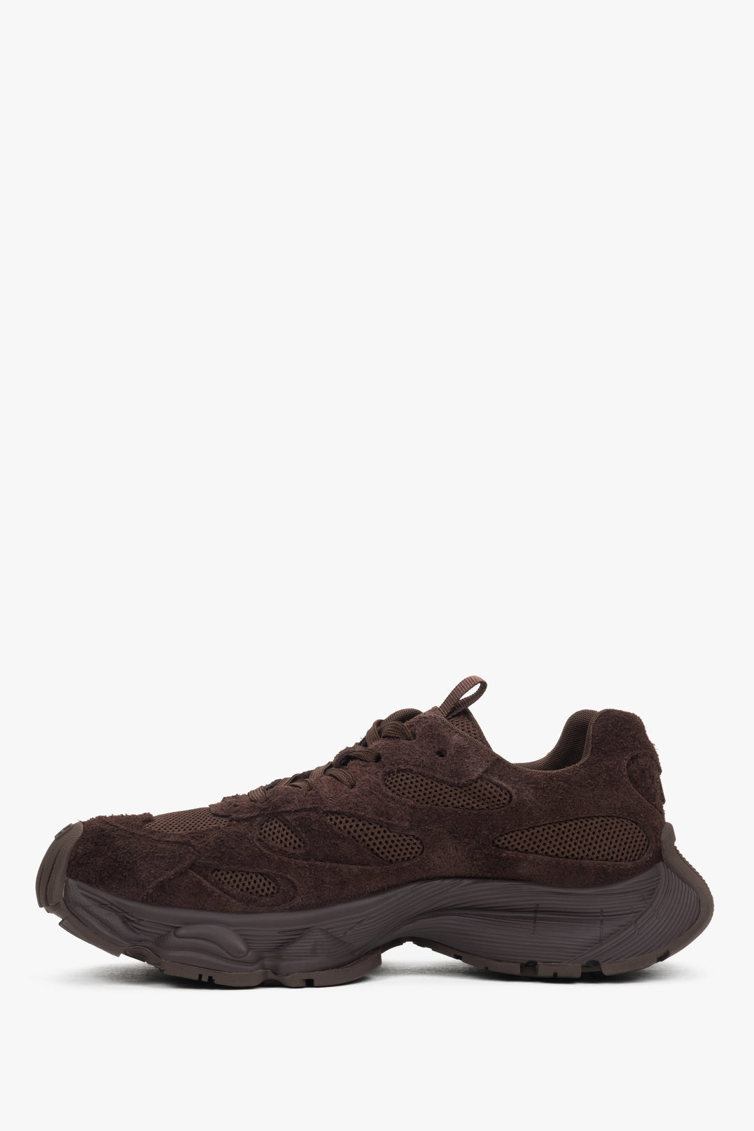 Flache Seitenansicht des dunkelbraunen Sneakers mit federnder Plateau-Sohle