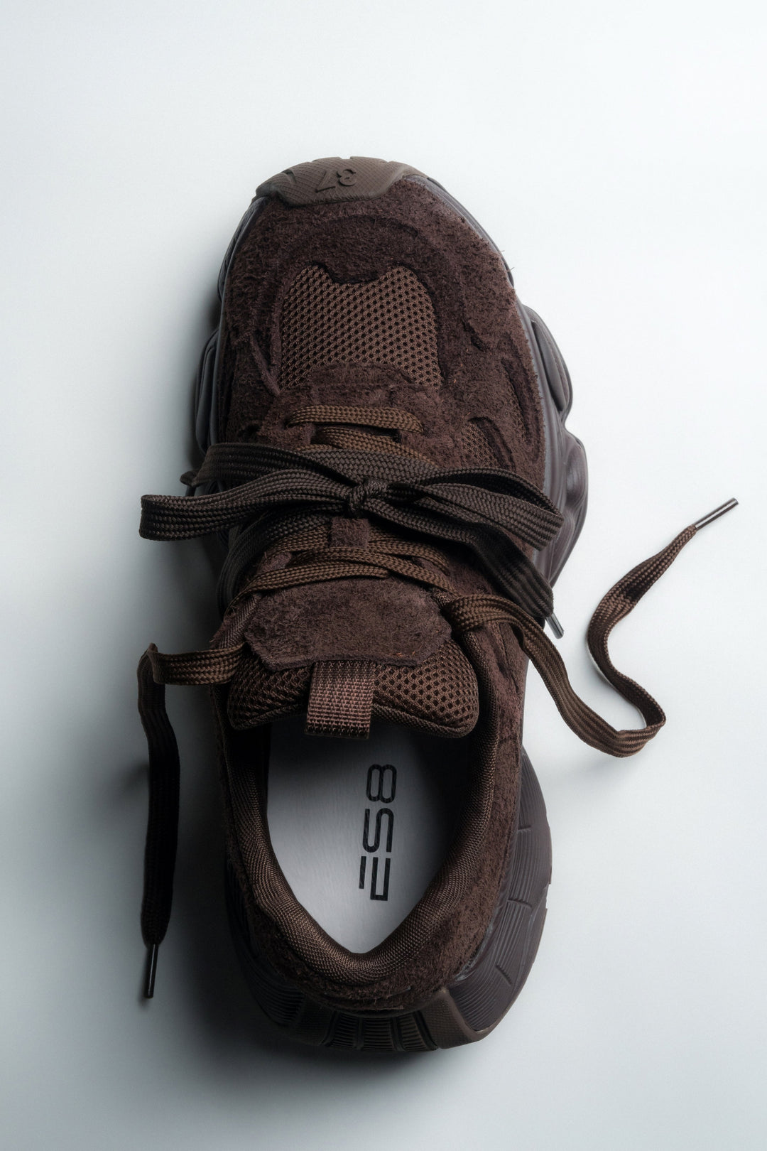 Detailansicht von oben auf den dunkelbraunen Damen-Sneaker mit ES8-Logo auf der Leder-Innensohle