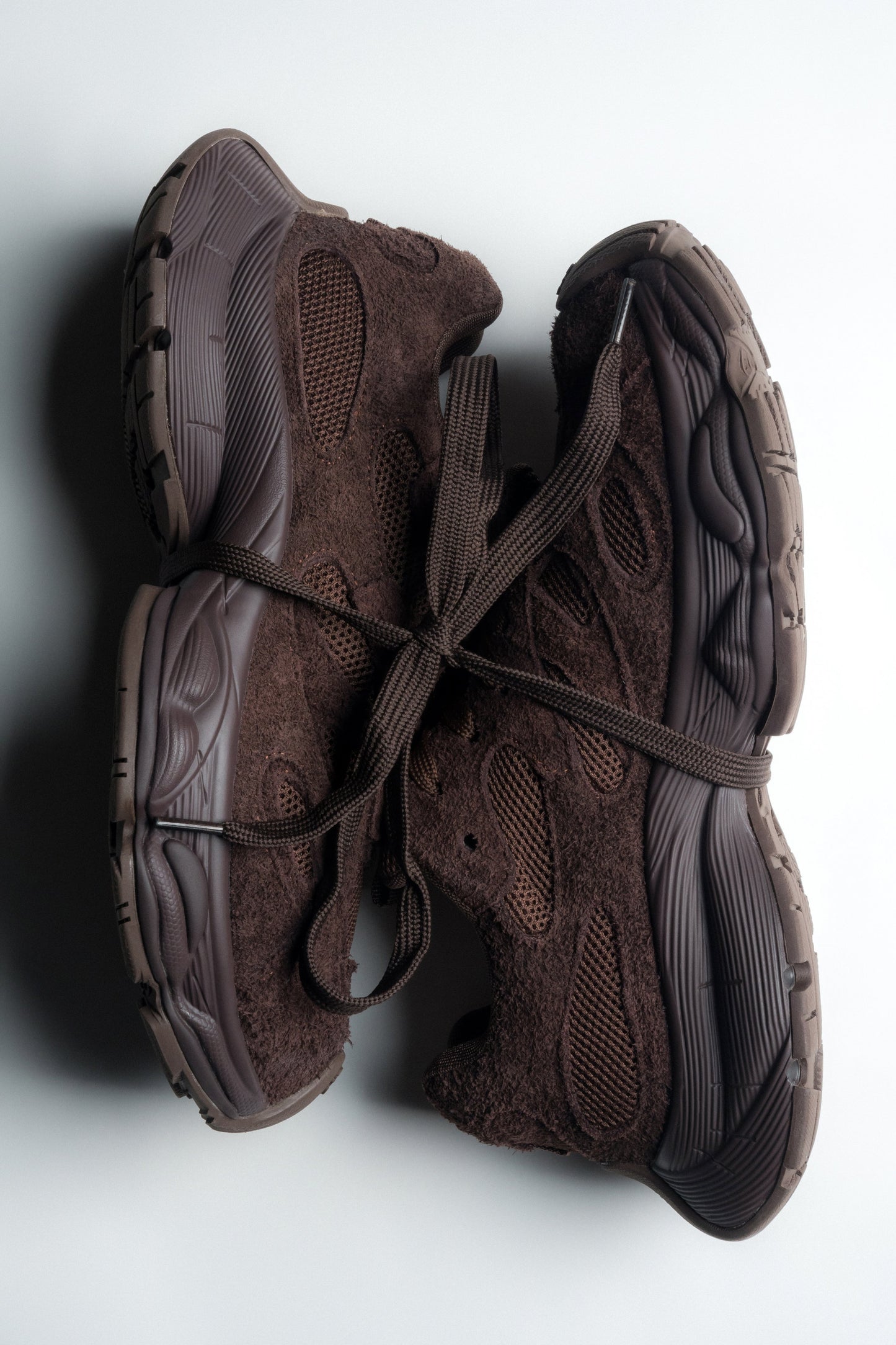 Draufsicht auf das Paar dunkelbrauner Damen-Sneaker mit markanter Schnürung