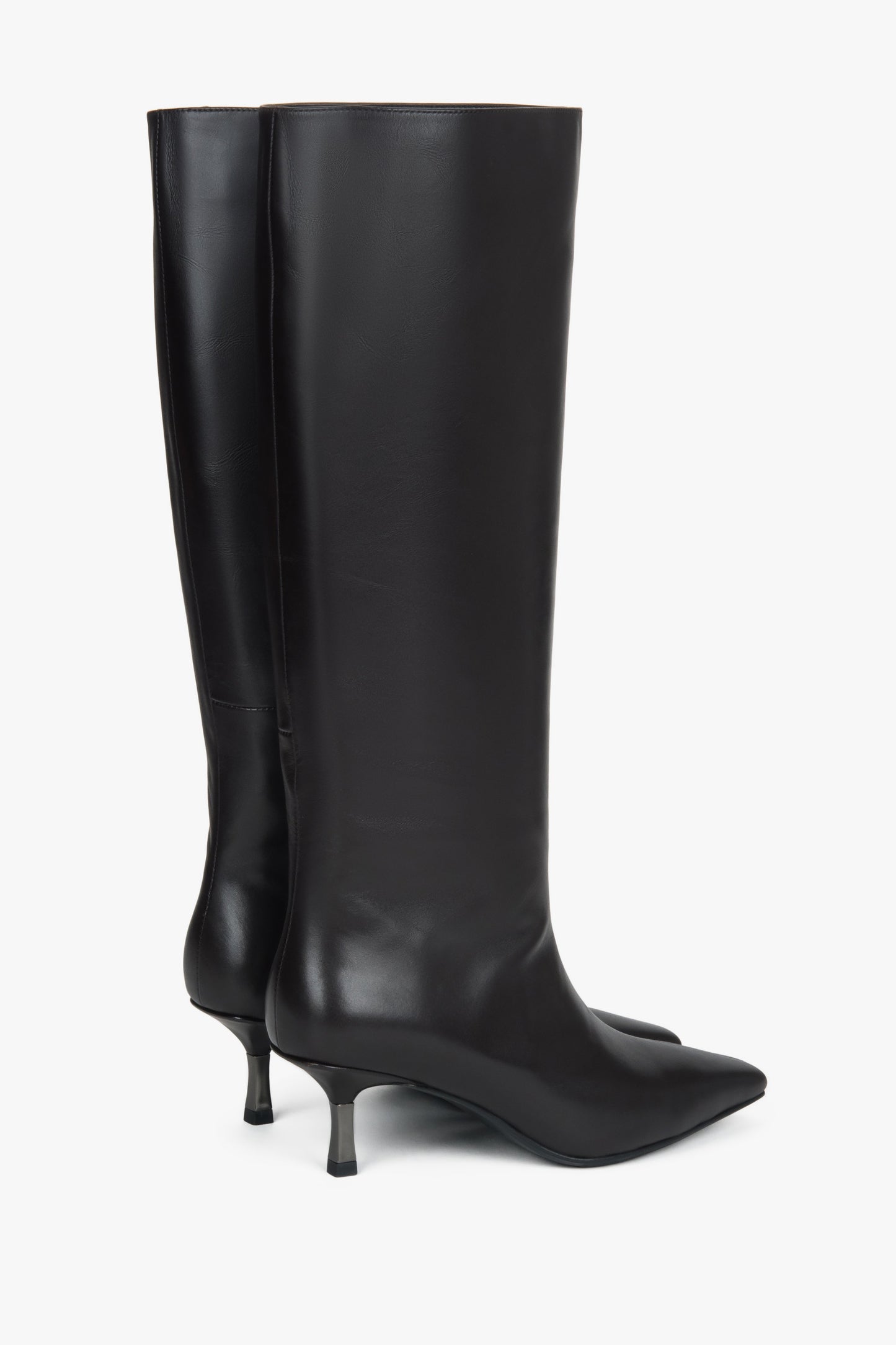 Rückwärtige Schrägansicht beider Stiefel mit Fokus auf den filigranen 6-cm-Absatz