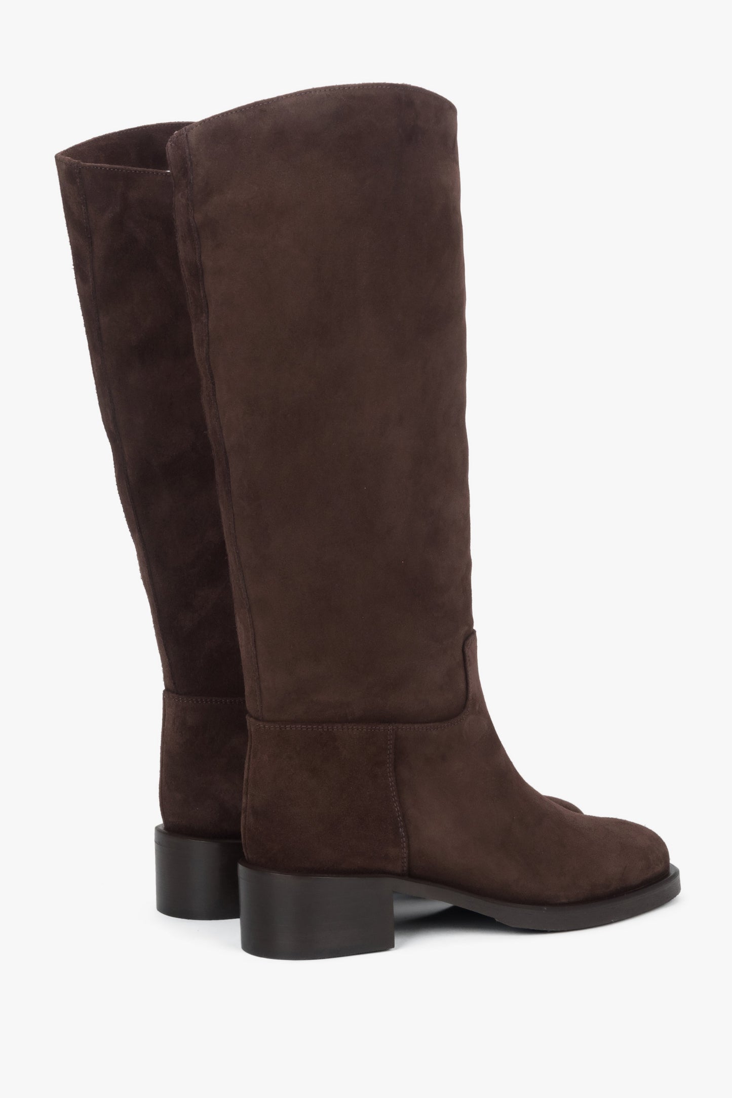 Rückwärtige Schrägansicht beider Stiefel zur Darstellung des bequemen Blockabsatzes