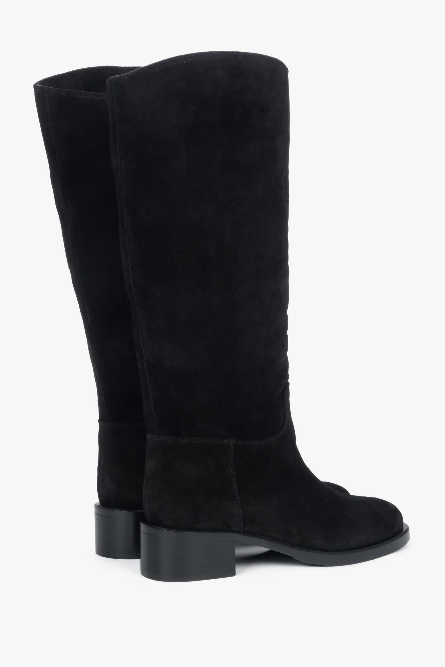Rückwärtige Schrägansicht beider Stiefel zur Darstellung des bequemen Blockabsatzes 