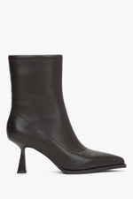 Flache Seitenansicht der dunkelbraunen Damen-Stiefelette aus Echtleder mit Trichterabsatz 