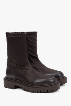 Schräge Frontalansicht der braunen Sock-Boots mit Lederverstärkungen