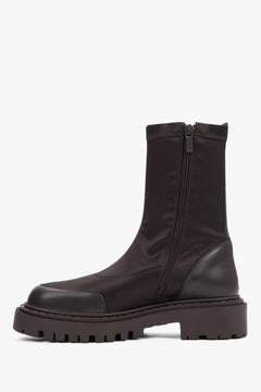 Seitenansicht der dunkelbraunen Damen-Stiefeletten mit Reißverschluss, elastischem Schaft und Lederverstärkungen