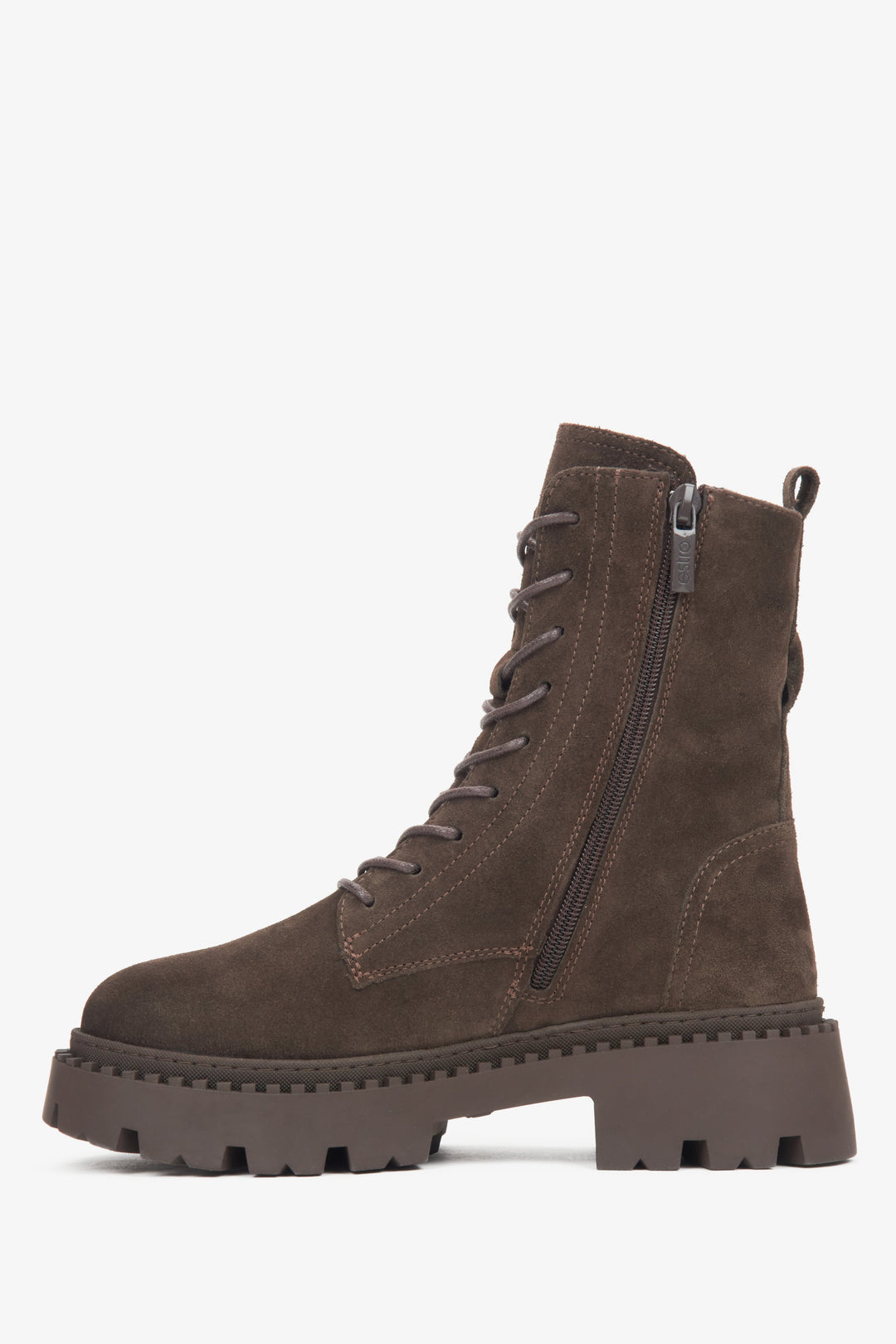 Estro Damen-Stiefeletten in Sattelfarben aus italienischem Veloursleder – Schuhseitenansicht.