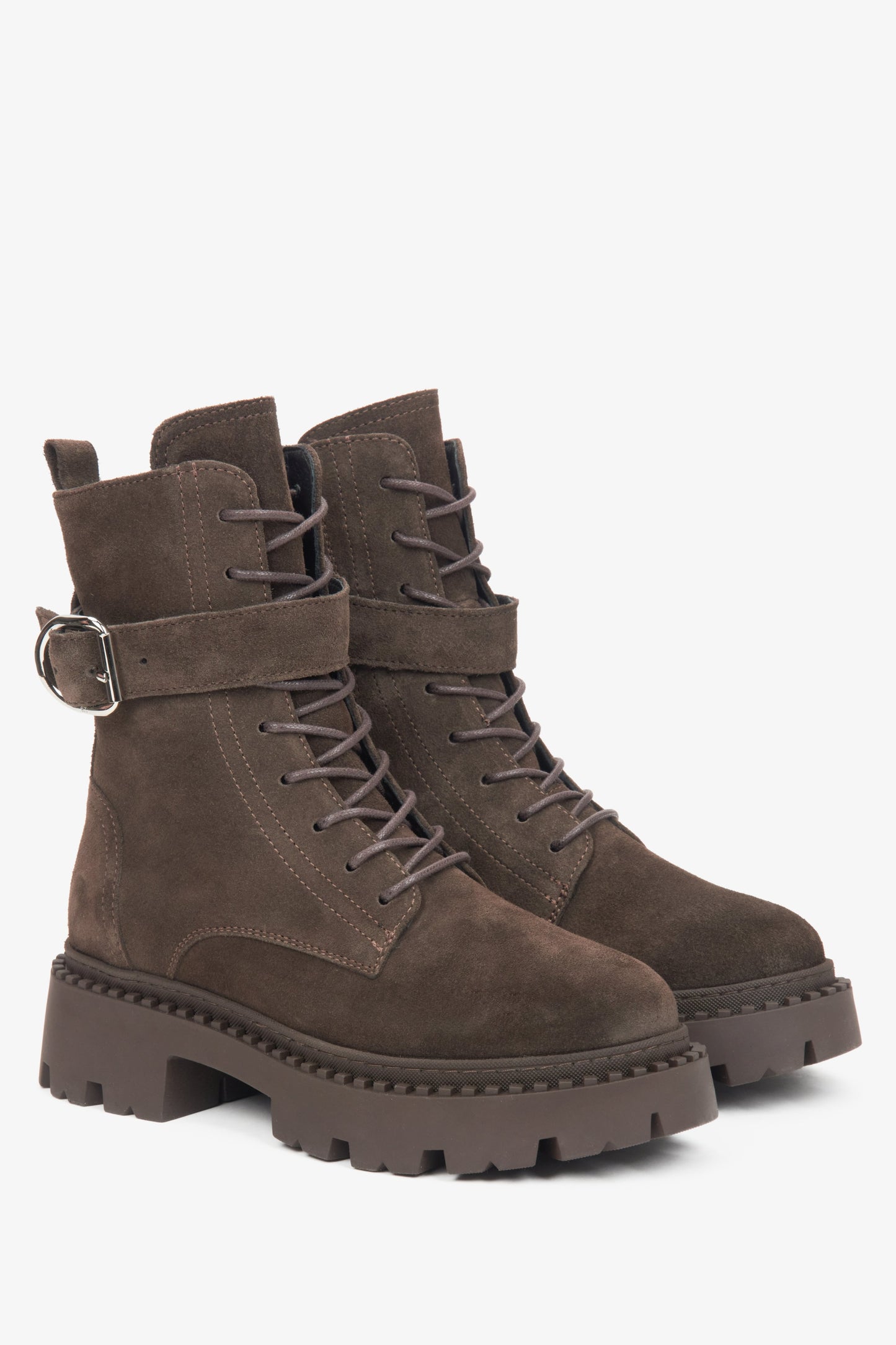 Damen-Stiefeletten in Sattelfarben aus italienischem Premium-Veloursleder von Estro.