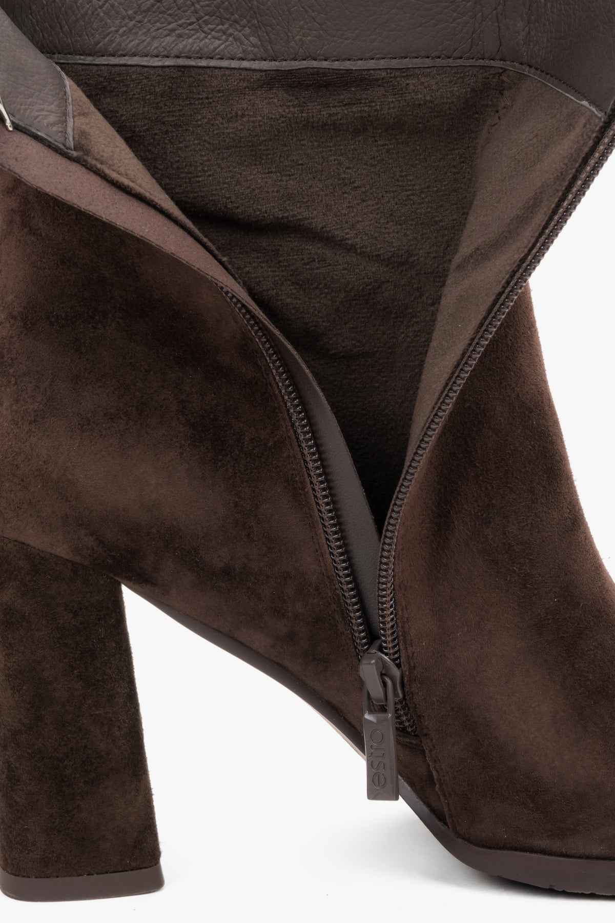 Detailaufnahme des funktionalen Reißverschlusses an der Innenseite der Velours-Stiefelette 