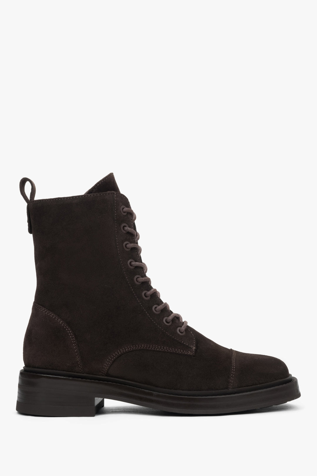 Seitenansicht der niedrigen dunkelbraunen Damen-Stiefeletten aus Velours mit funktionalem Reißverschluss