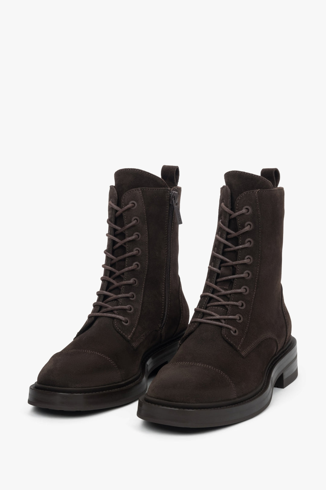 Frontale Ansicht der dunkelbraunen Velours-Stiefel für einen klaren Blick auf das Design und die Schuhspitze