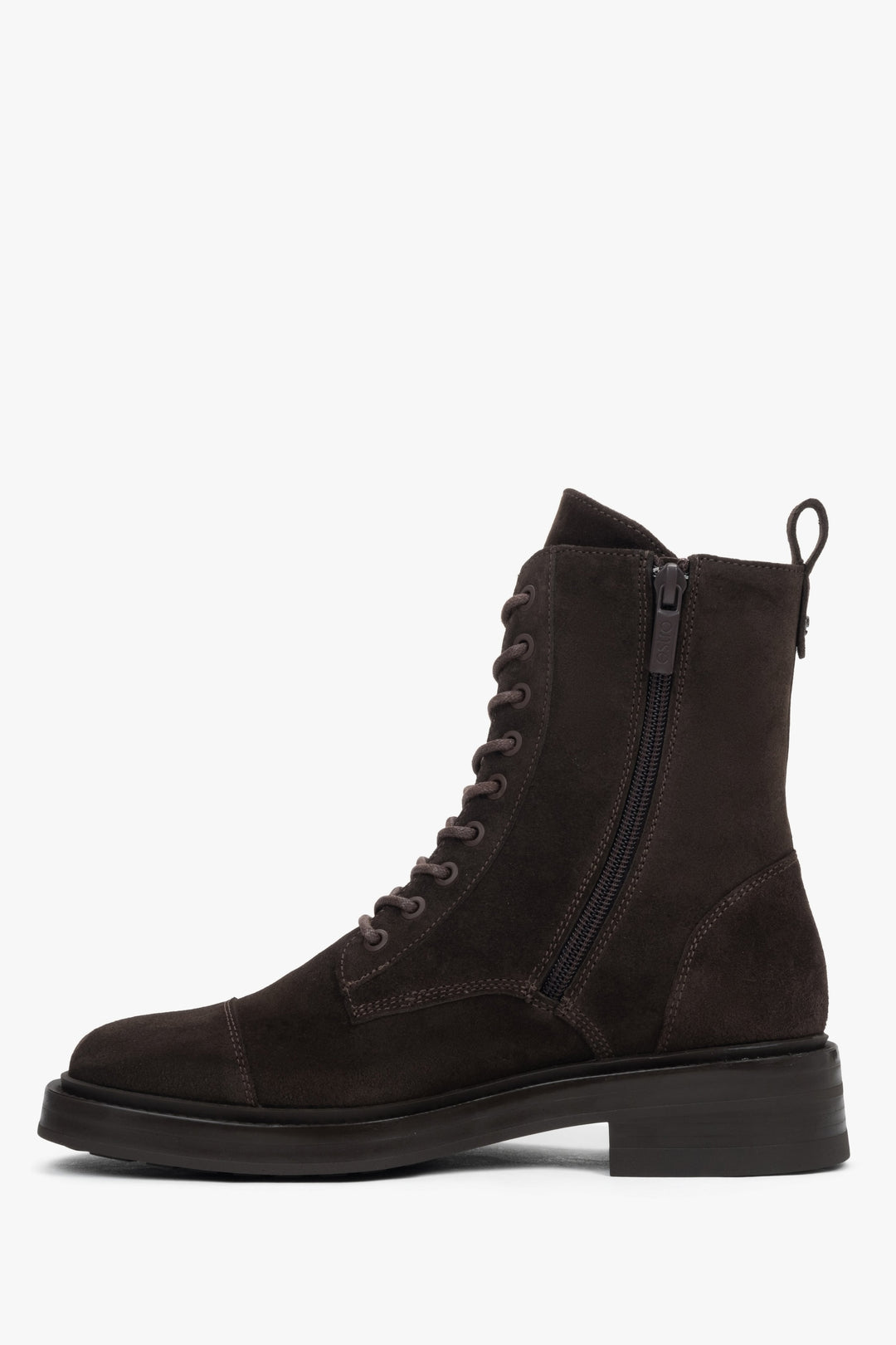 Seitenansicht des eleganten Ankle-Boot-Paares zur Veranschaulichung der dekorativen Schnürung
