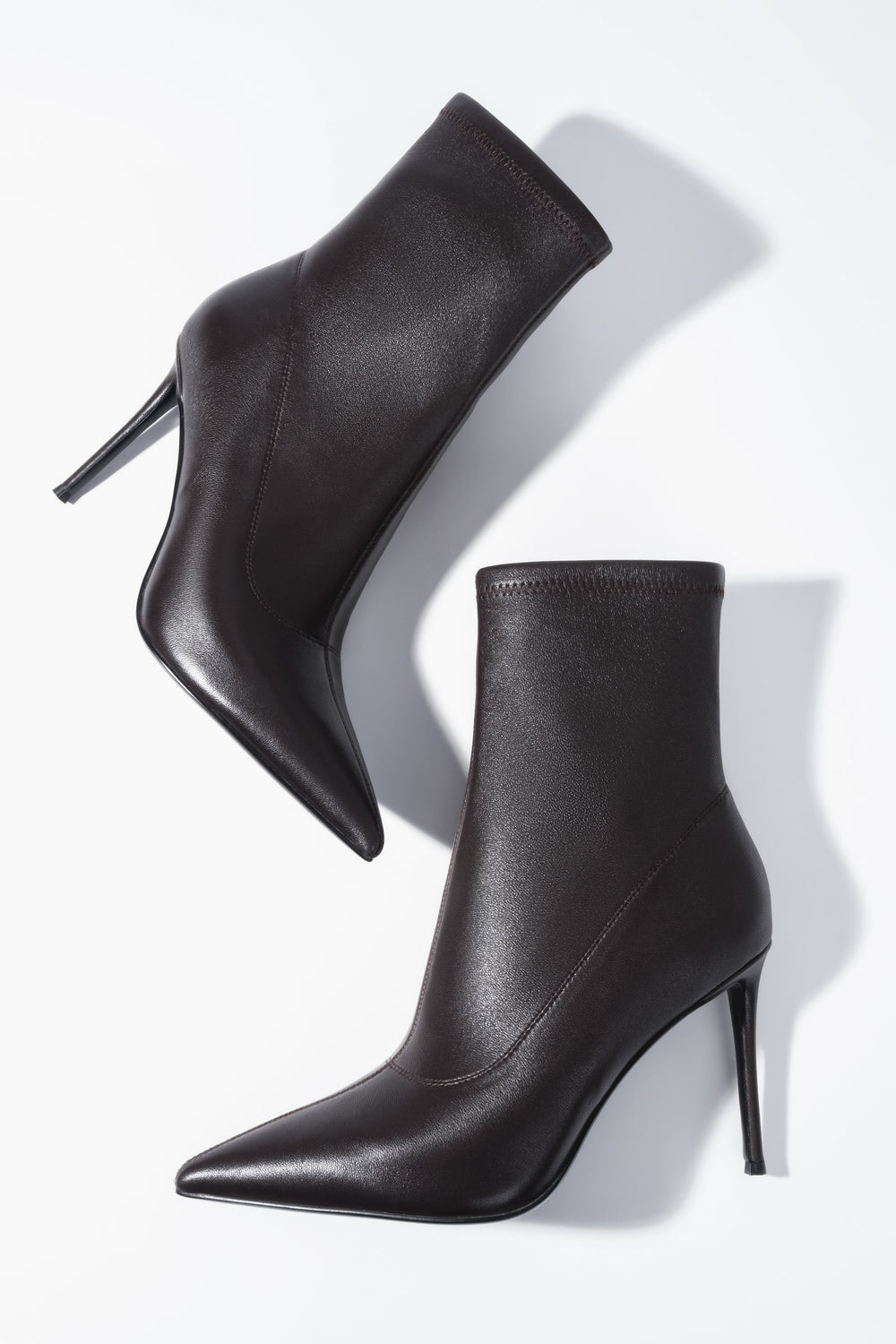Kreative Ansicht der dunkelbraunen Damen-Stiefeletten aus Echtleder und Stretch mit Fokus auf die spitze Form 