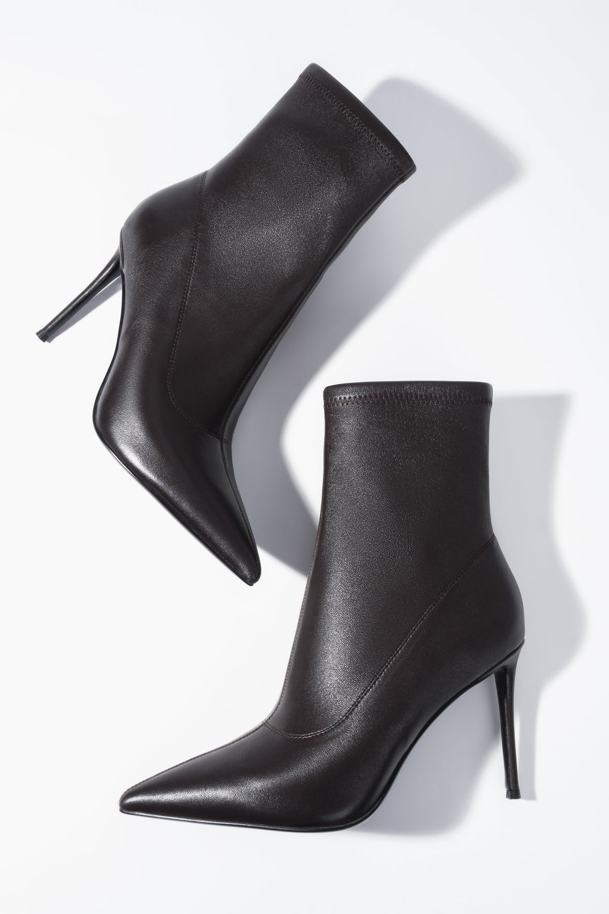 Kreative Ansicht der dunkelbraunen Damen-Stiefeletten aus Echtleder und Stretch mit Fokus auf die spitze Form 