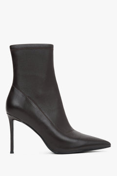 Reines Seitenprofil der dunkelbraunen Damen-Stiefelette, das die enganliegende "Sock Boots"-Silhouette, die spitze Kappe und den 9,5 cm hohen Stiletto-Absatz präzise darstellt
