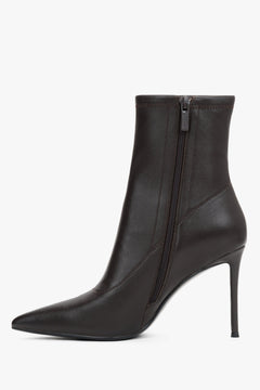 Seitliche Ansicht der Slip-on-Stiefelette, die die Kombination aus glattem Echtleder und elastischem Schaft zeigt