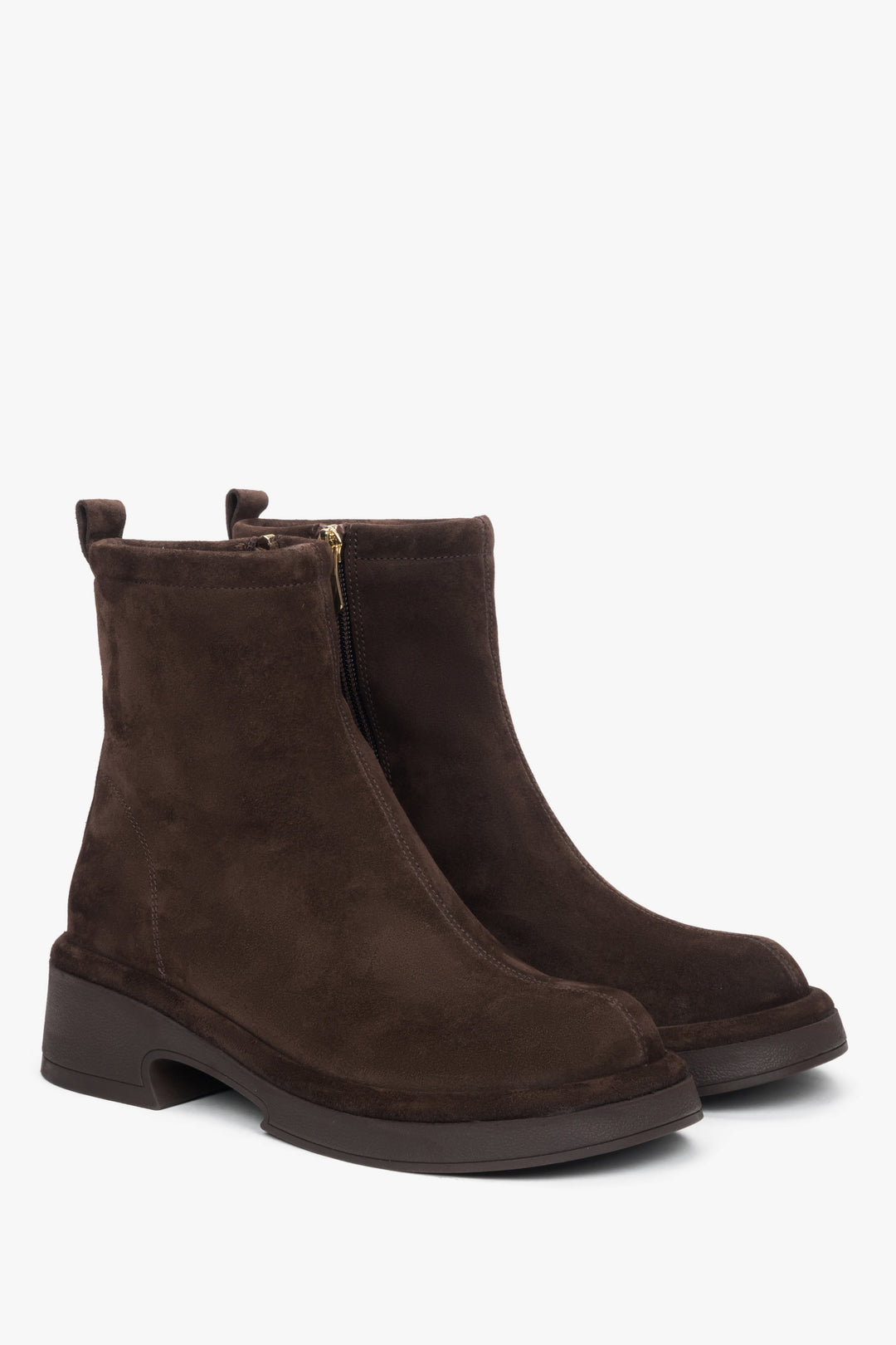 Schrägansicht des eleganten Stiefeletten-Paares zur Veranschaulichung der weichen Silhouette