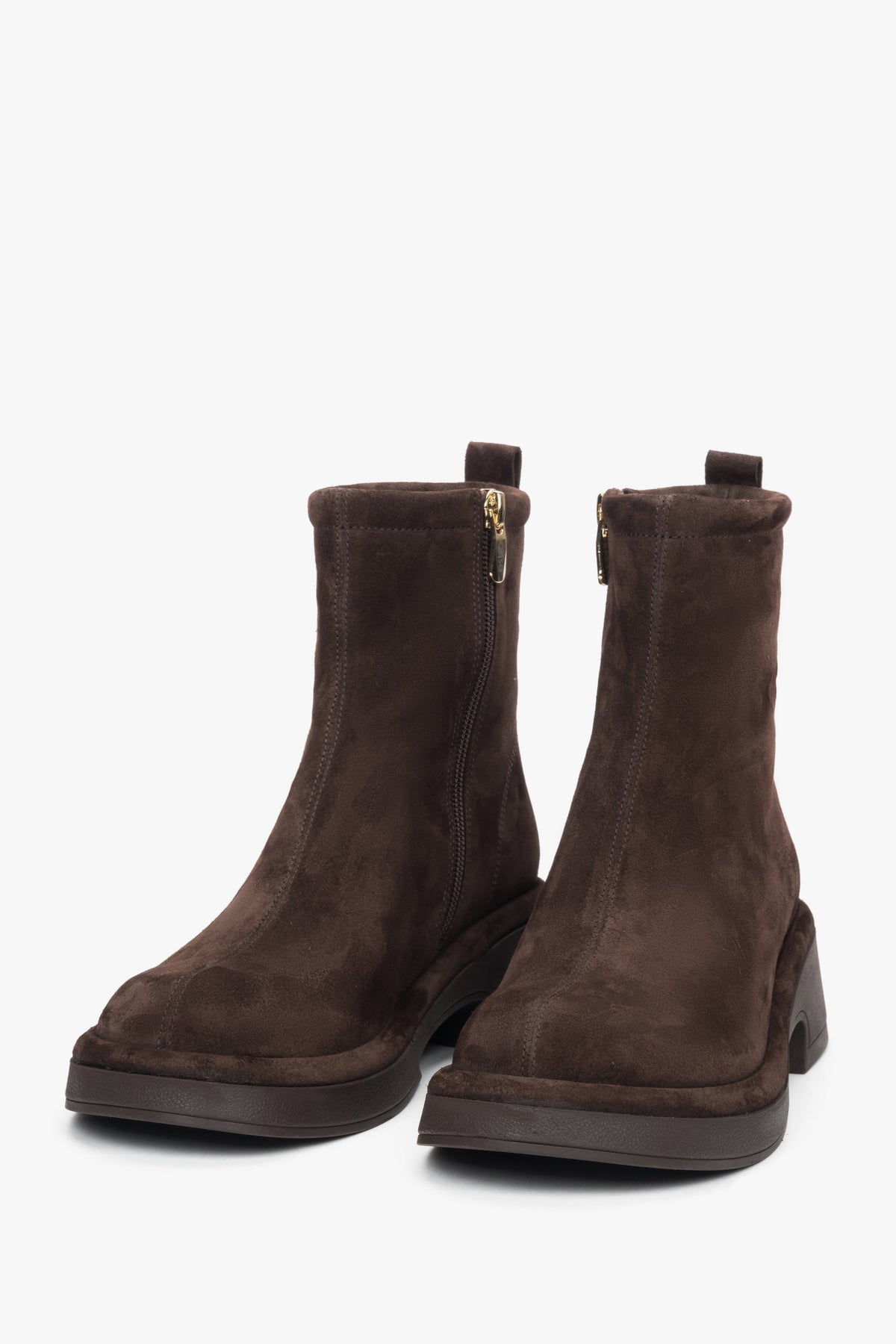 Frontale Schrägansicht der dunkelbraunen Velours-Boots mit weichem Schaft