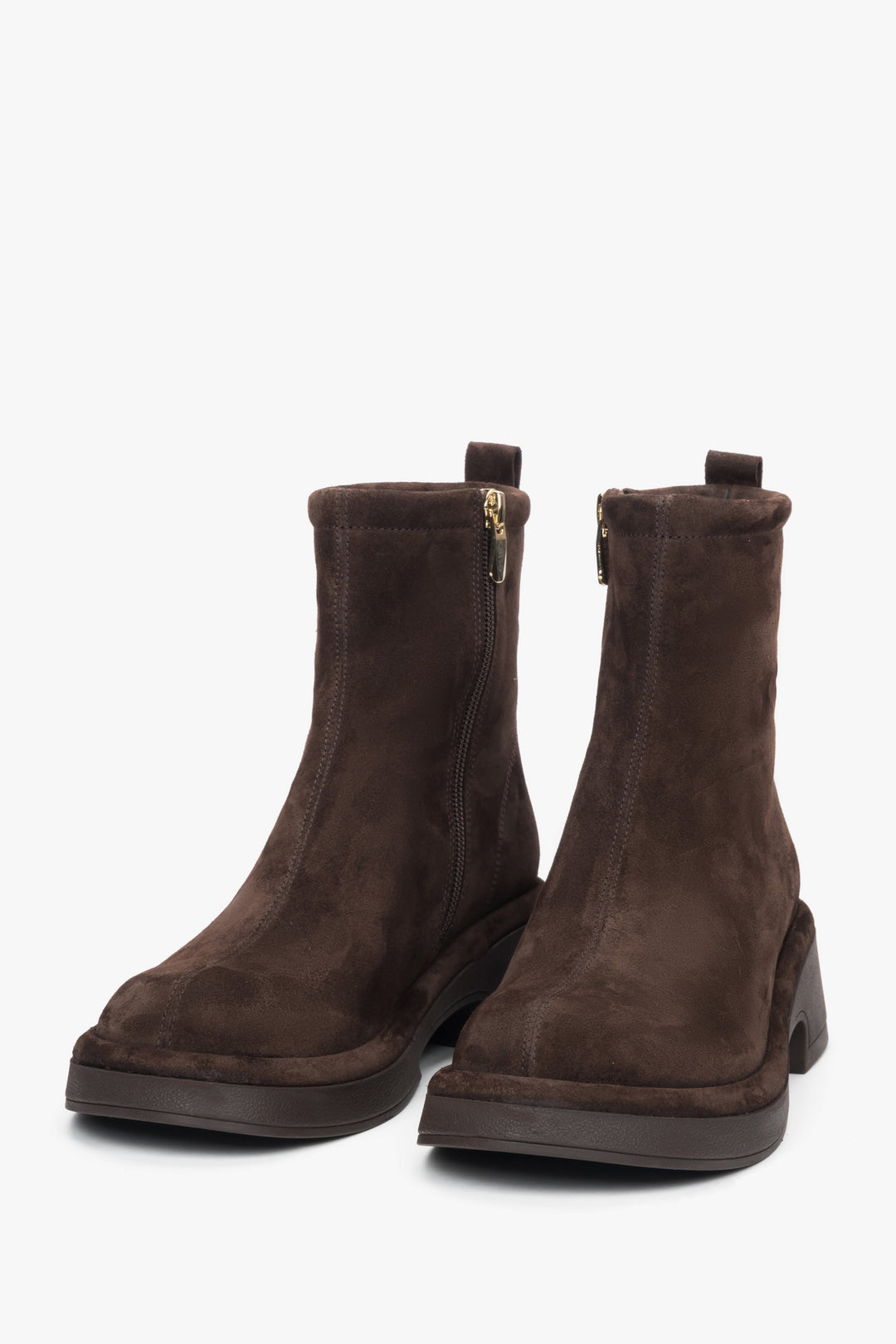 Frontale Schrägansicht der dunkelbraunen Velours-Boots mit weichem Schaft