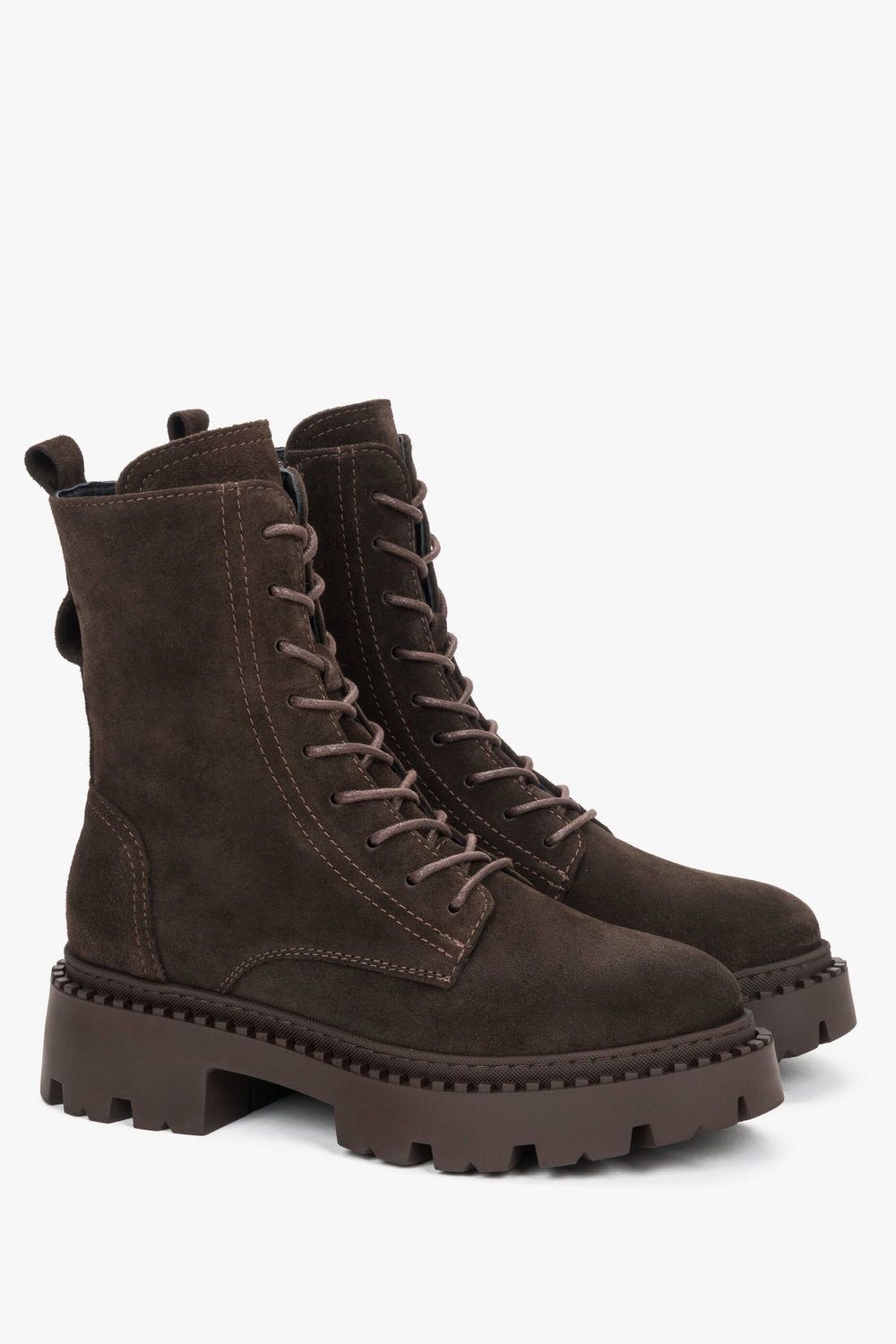 Schräge Frontalansicht der dunkelbraunen Velours-Stiefeletten mit Schnürung und robuster Sohle