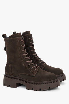 Schräge Frontalansicht der dunkelbraunen Velours-Stiefeletten mit Schnürung und robuster Sohle