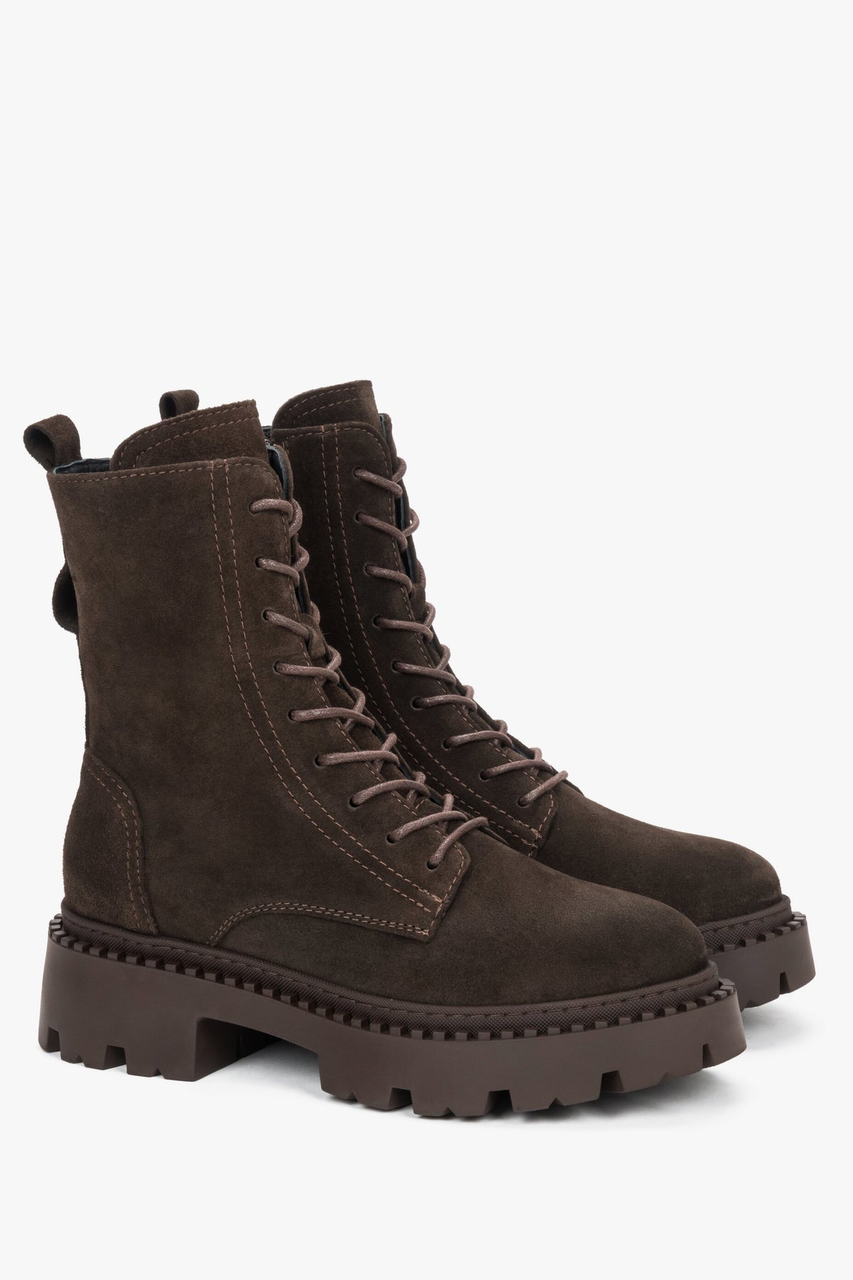 Schräge Frontalansicht der dunkelbraunen Velours-Stiefeletten mit Schnürung und robuster Sohle
