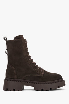 Flaches Seitenprofil der dunkelbraunen Damen-Stiefeletten aus italienischem Velours