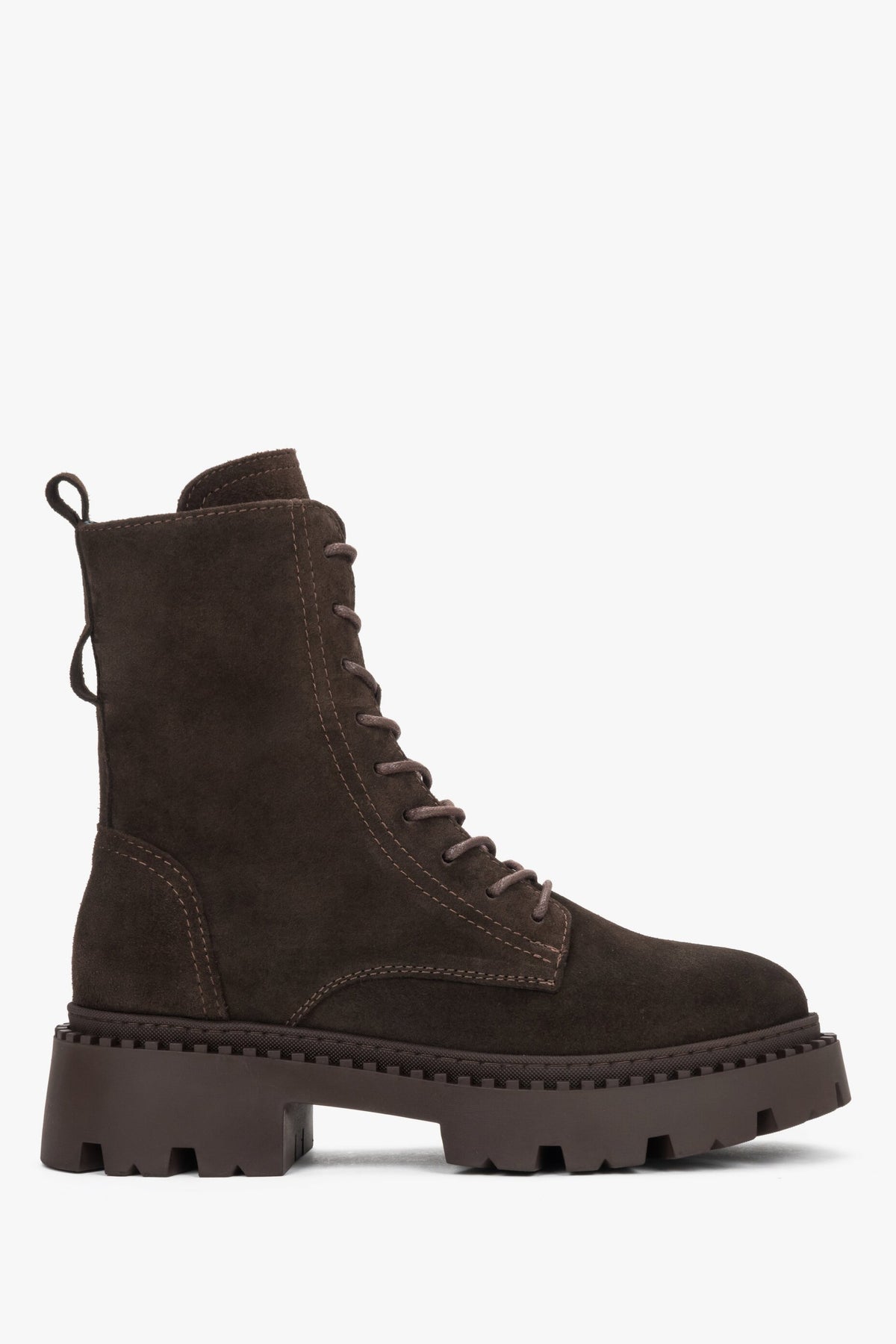 Flaches Seitenprofil der dunkelbraunen Damen-Stiefeletten aus italienischem Velours