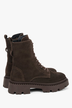 Rückwärtige Ansicht der dunkelbraunen Velours-Boots mit Zugschlaufe an der Ferse