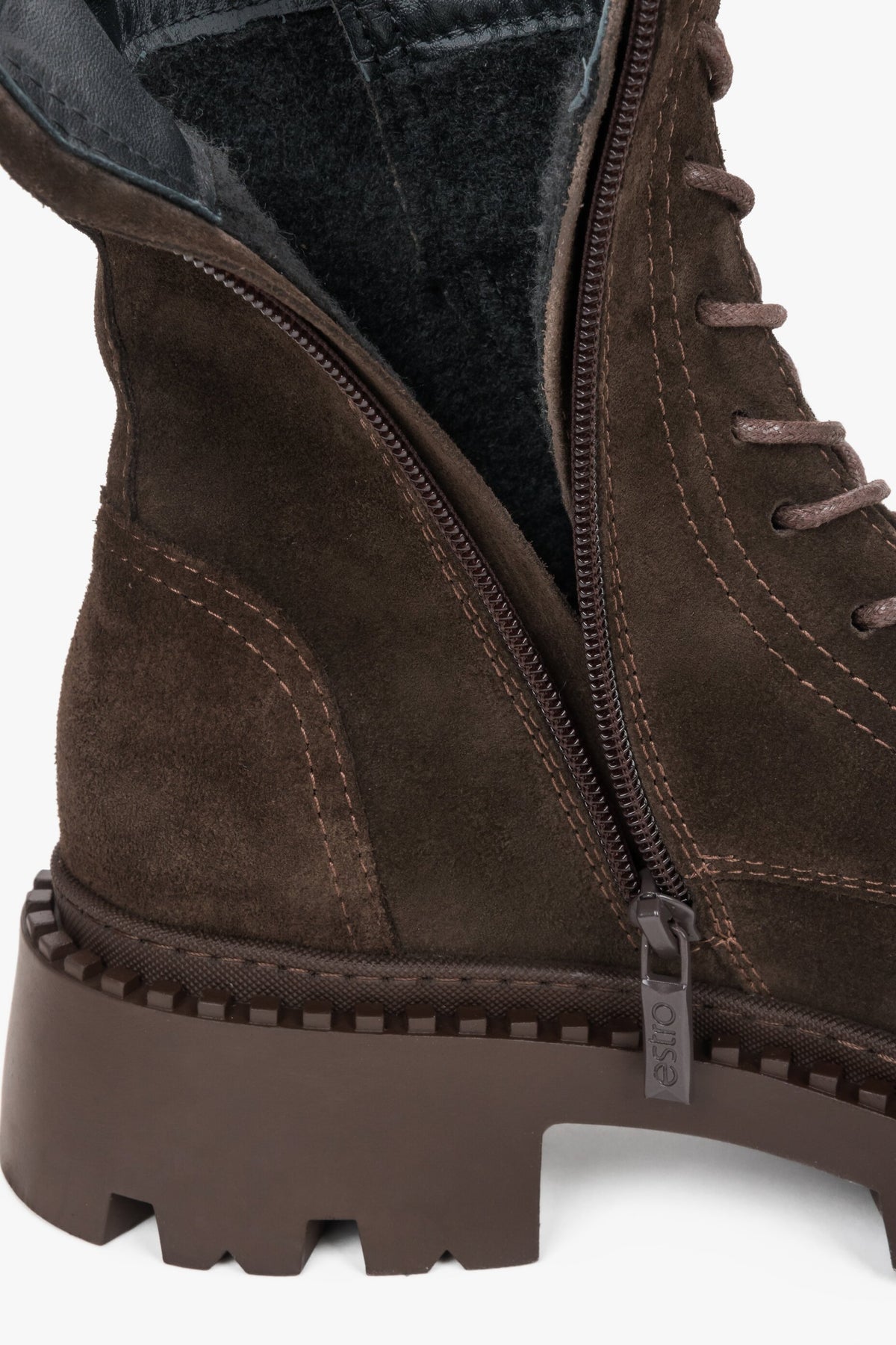 Nahaufnahme des geöffneten Reißverschlusses an der Innenseite der braunen Stiefeletten