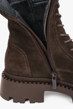 Nahaufnahme des geöffneten Reißverschlusses an der Innenseite der braunen Stiefeletten