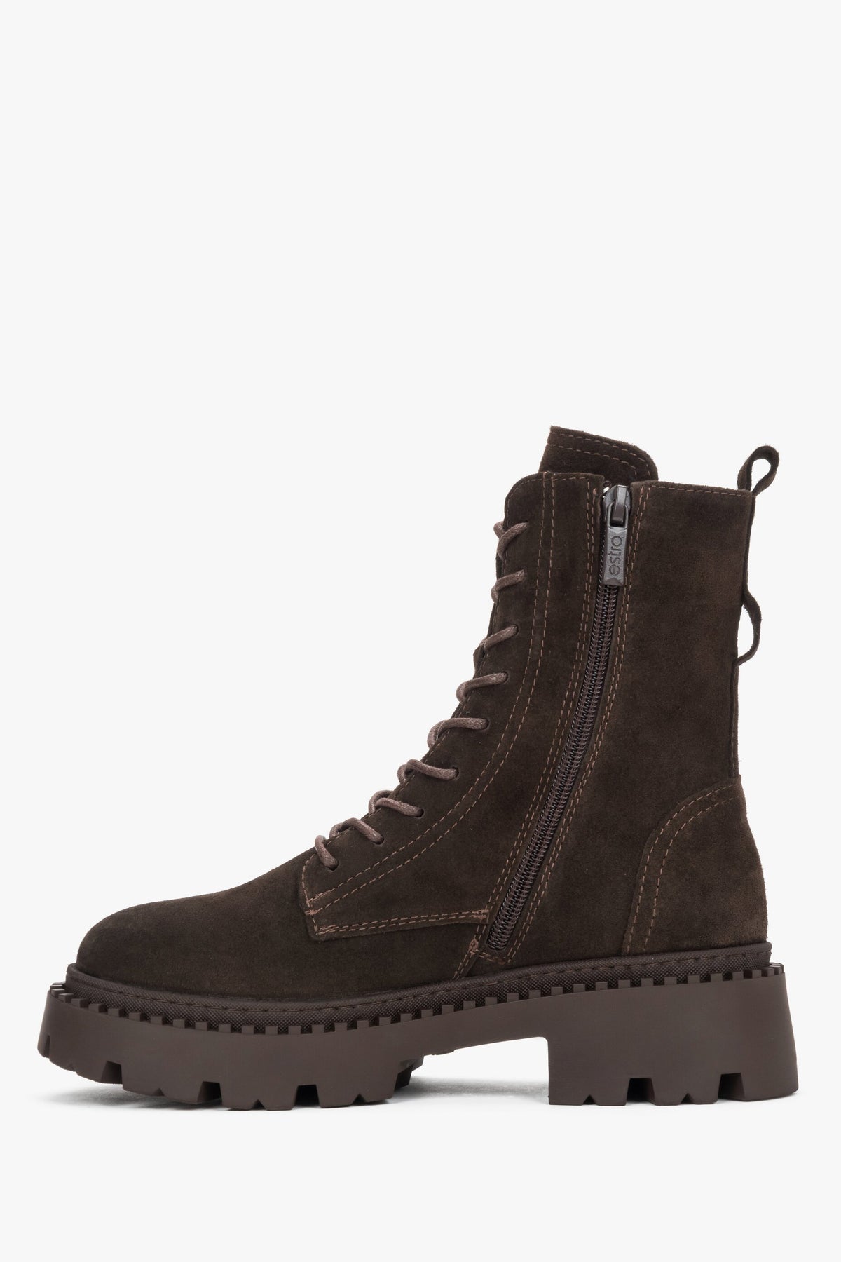 Flaches Seitenprofil der Innenseite der dunkelbraunen Velours-Stiefeletten mit praktischem Reißverschluss