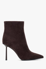 Flache Seitenansicht der dunkelbraunen Damen-Stiefelette aus Velours mit Stiletto-Absatz