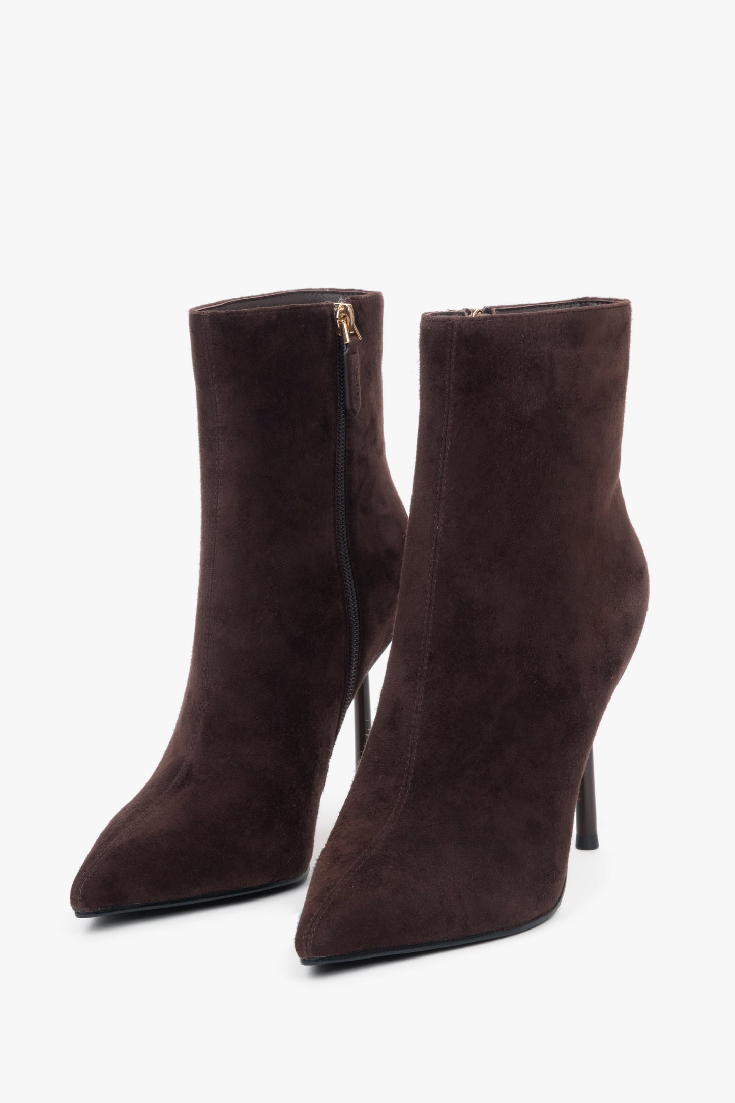 Frontale Schrägansicht der eleganten Velours-Stiefeletten 