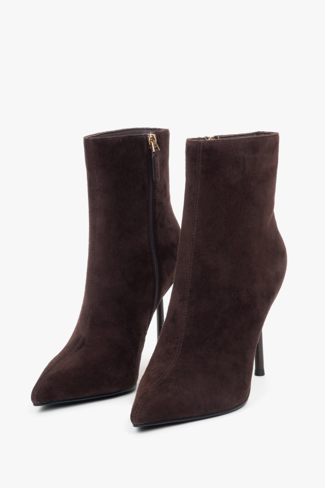 Frontale Schrägansicht der eleganten Velours-Stiefeletten 