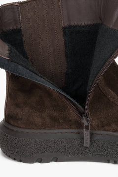 Innere Seitenansicht der dunkelbraunen Stiefelette mit funktionalem Reißverschluss