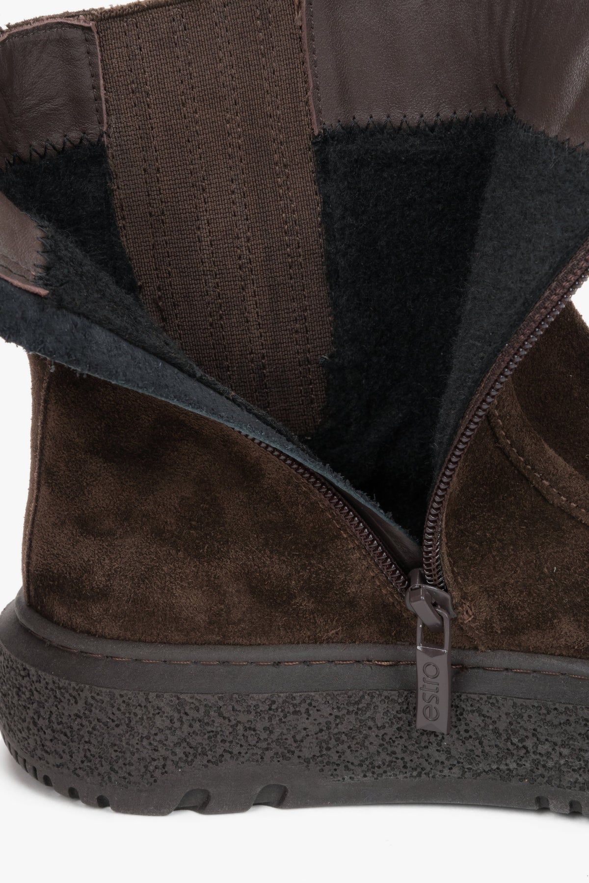 Innere Seitenansicht der dunkelbraunen Stiefelette mit funktionalem Reißverschluss