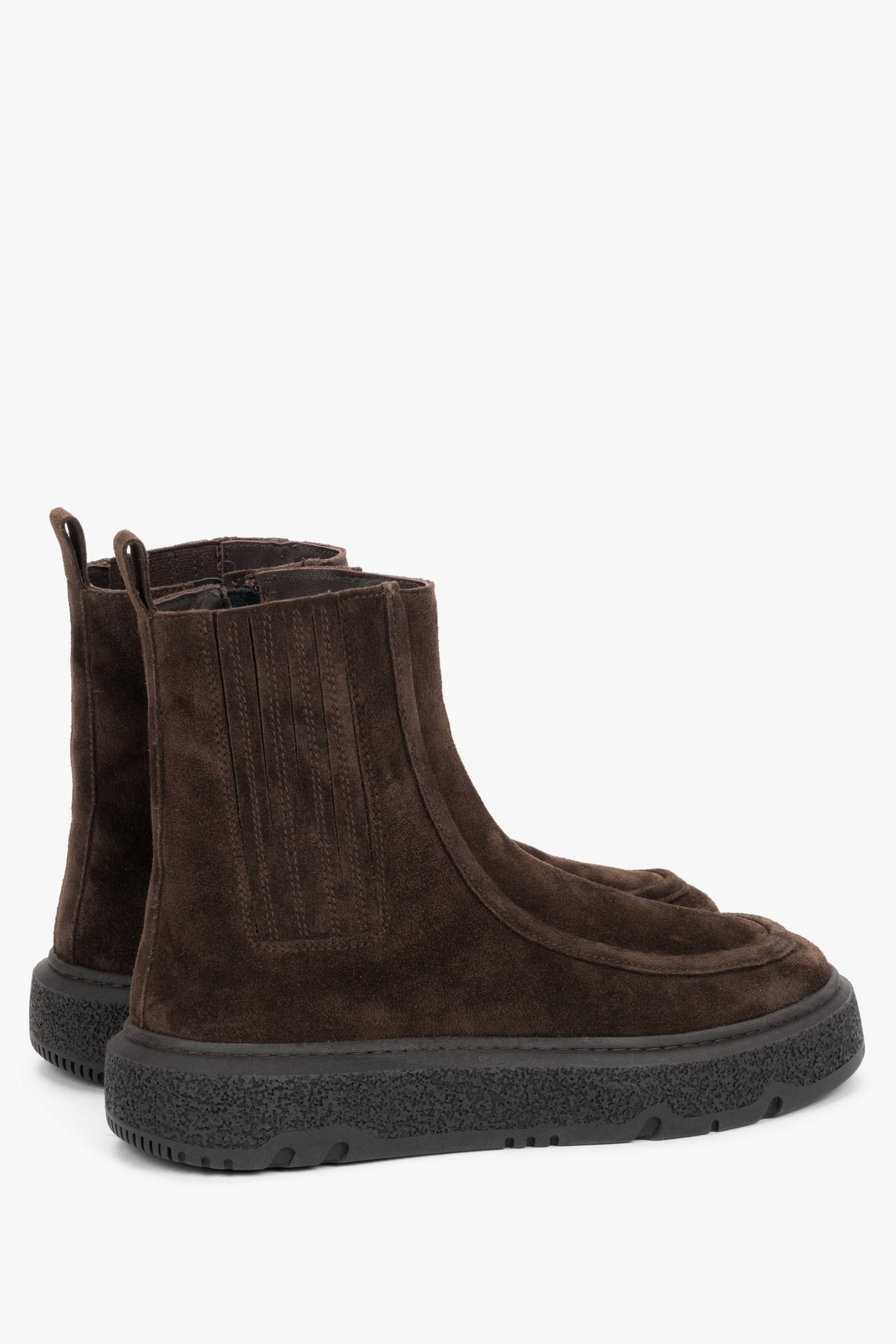 Rückwärtige Schrägansicht der Damen-Boots mit praktischer Zuglasche an der Ferse