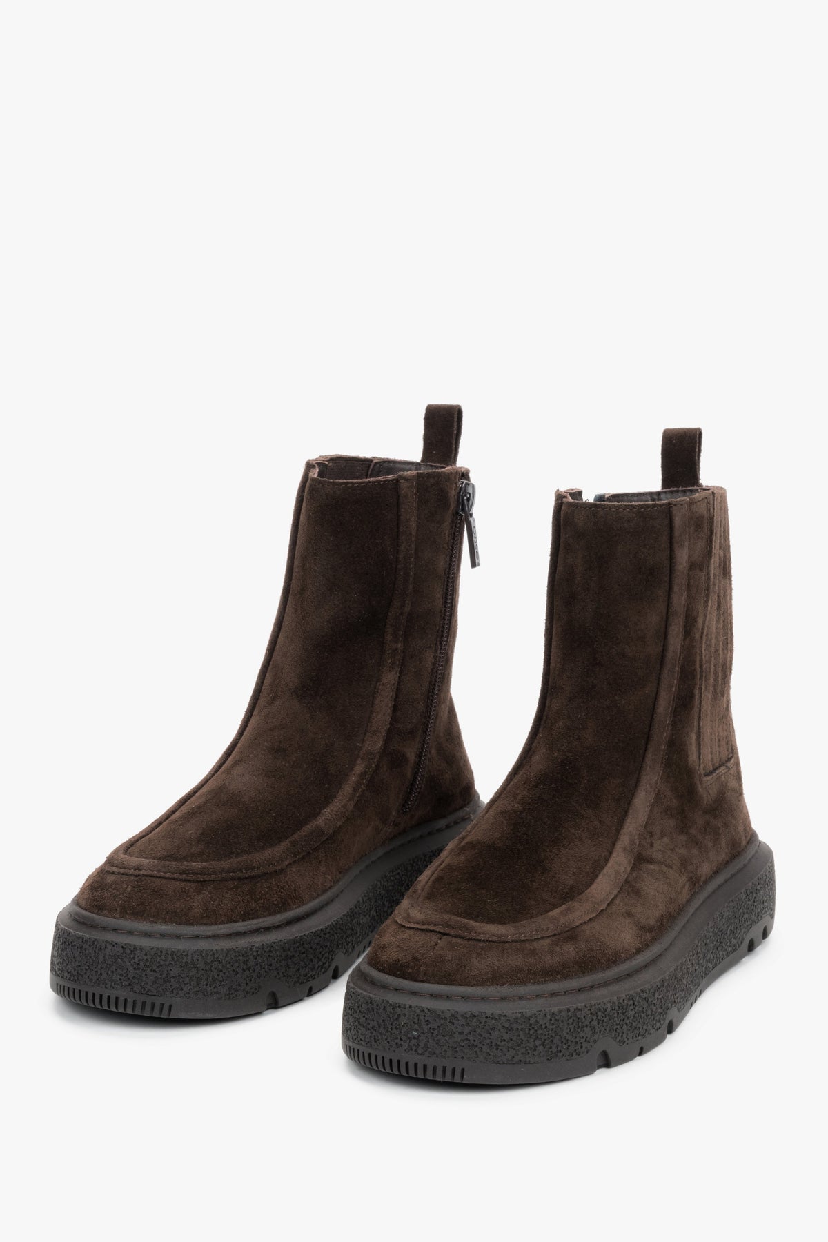 Frontalansicht des Paares Velours-Stiefeletten mit feiner Naht auf der Zehenpartie