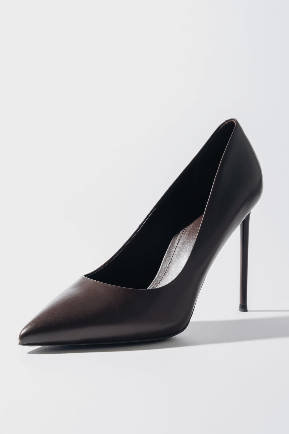 Schrägansicht des dunkelbraunen Damen-Stilettos aus Echtleder mit spitzer Kappe und 10,5 cm Absatz 