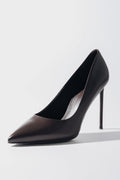 Schrägansicht des dunkelbraunen Damen-Stilettos aus Echtleder mit spitzer Kappe und 10,5 cm Absatz 